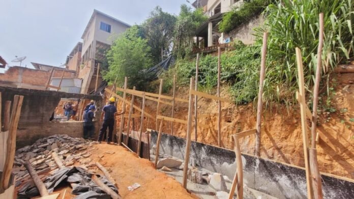 Prefeitura realiza etapa de concretagem em muro de contenção no Alto Amarelo - Prefeitura de Cachoeiro de Itapemirim