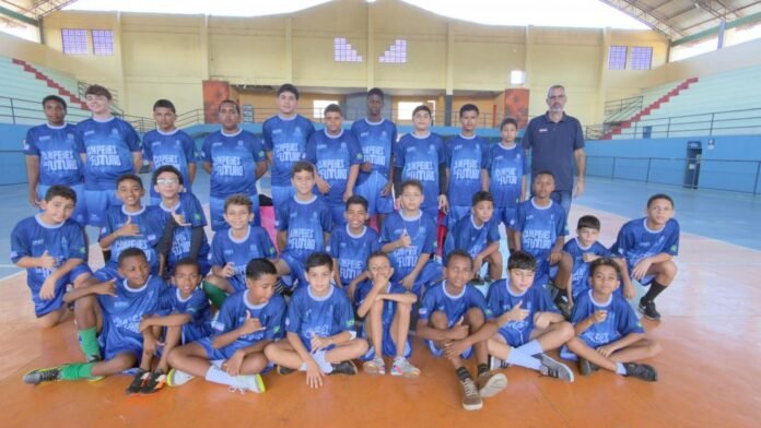 Prefeitura entrega kits esportivos para crianças do projeto Campeões de Futuro - Prefeitura de Cachoeiro de Itapemirim