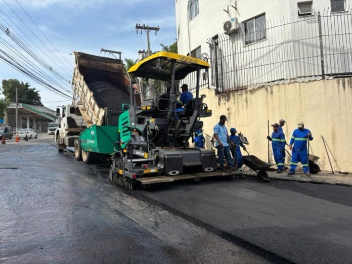 Prefeitura de Cachoeiro realiza asfaltamento em avenida do bairro São Lucas - Prefeitura de Cachoeiro de Itapemirim