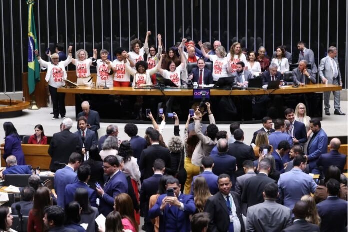 Fim da escala 6×1 é aprovado após recuos e alinhamento da bancada capixaba