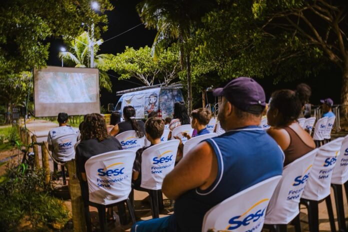 Quase 300 pessoas participam de noite de cinema ao ar livre em Piúma
