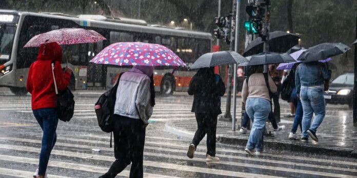 Norte e Sudeste devem começar semana com chuva forte, prevê Inmet