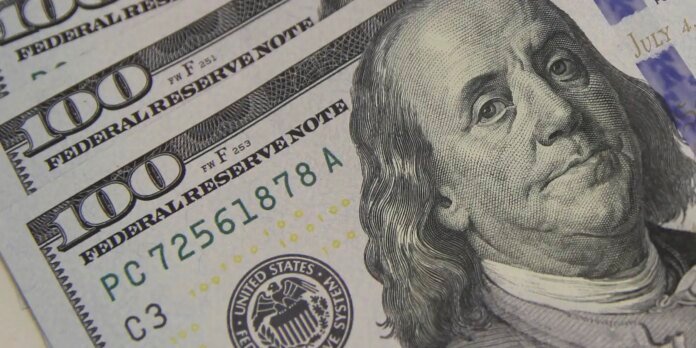 Dólar sobe a R$ 5,06, e bolsa cai com tensão global e ruído político