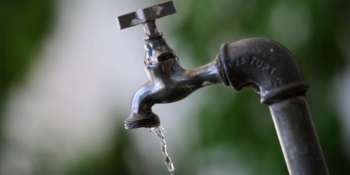 Égua cai em adutora e afeta abastecimento em 300 bairros de BH
