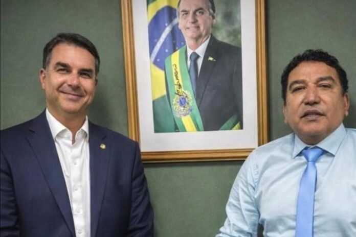 Extrema direita tenta minimizar danos de denúncia contra Flávio Bolsonaro