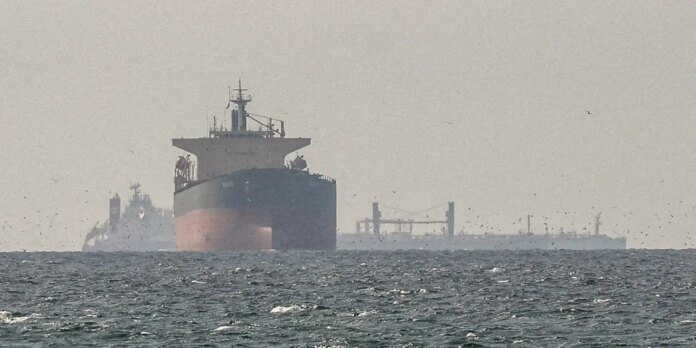 Irã nega passagem de navios dos EUA por Ormuz e petróleo dispara