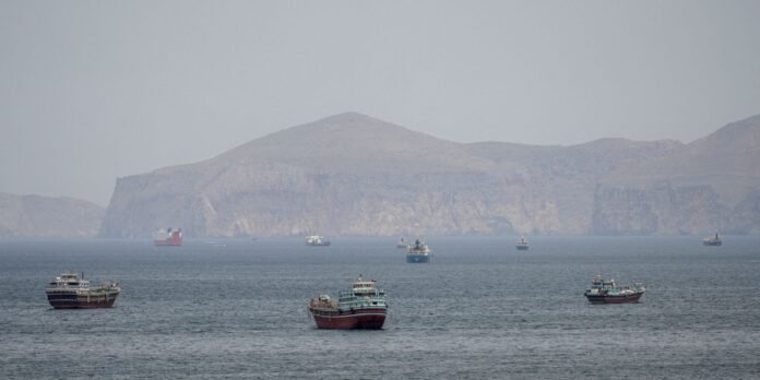 Mísseis atingem navio de guerra dos EUA que tentava entrar em Ormuz