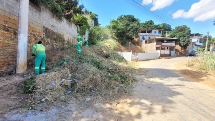 Prefeitura de Cachoeiro intensifica serviços de limpeza e capina no bairro Monte Cristo - Prefeitura de Cachoeiro de Itapemirim