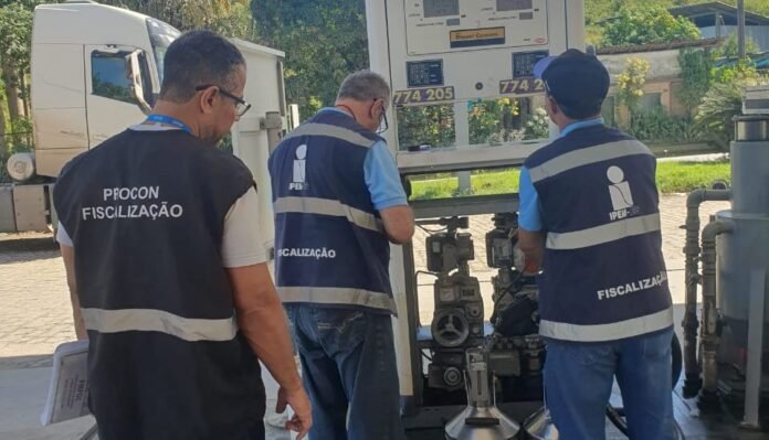 Procon realiza fiscalização em postos de combustíveis de Cachoeiro em parceria com o IPEM - Prefeitura de Cachoeiro de Itapemirim