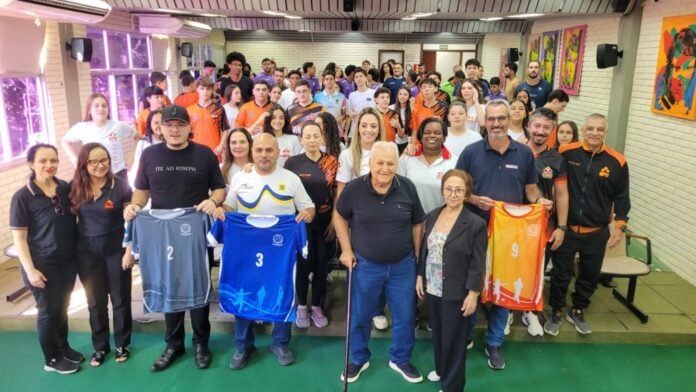 Prefeito de Cachoeiro recebe atletas dos Jogos Escolares - Prefeitura de Cachoeiro de Itapemirim