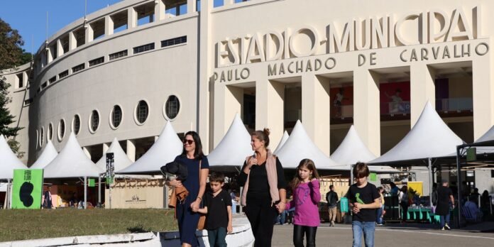 Feriado em SP tem programação gratuita em feira do livro no Pacaembu