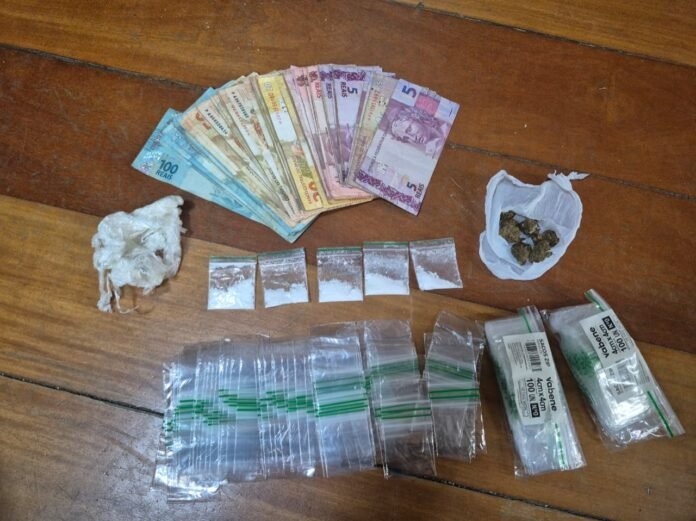 PCES e PMES prendem suspeita de tráfico e apreende drogas, dinheiro e material para embalo em Colatina