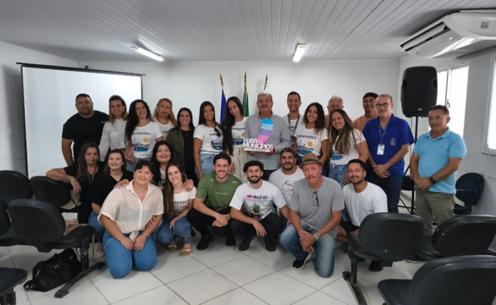 Prefeito homenageia servidores pelo prêmio na Feira dos Municípios 2026