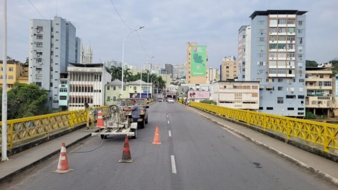 Ponte Municipal Carin Tanure recebe serviços de pintura e manutenção - Prefeitura de Cachoeiro de Itapemirim