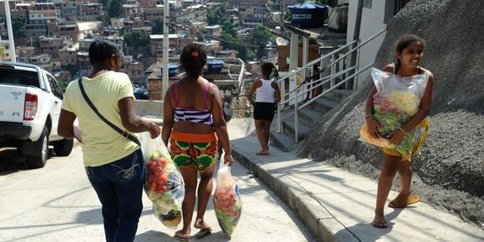 Brasil completa 1 ano fora do Mapa da Fome, mas desafios persistem