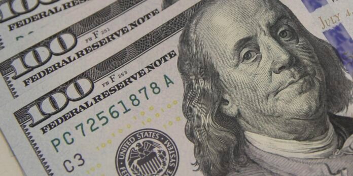 Dólar cai ao menor nível em quase dois meses, com alívio externo