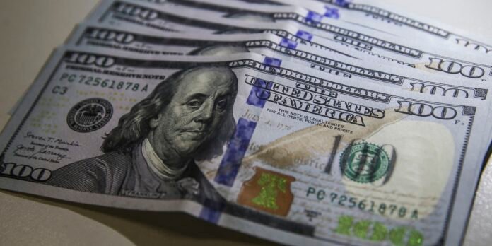 Dólar cai ao menor nível em três semanas; bolsa sobe 1,22%