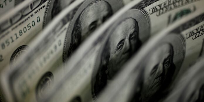 Dólar sobe para R$ 5,11, e bolsa fica estável, apesar de tensão global