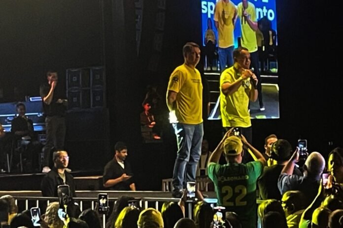 Flávio Bolsonaro sela aliança entre PL e Republicanos no Espírito Santo 