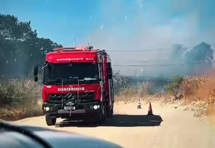 Força-tarefa combate incêndio de grandes proporções em Marataízes