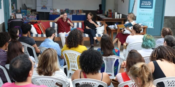 Poesia na infância alimenta sensibilidade, diz escritor