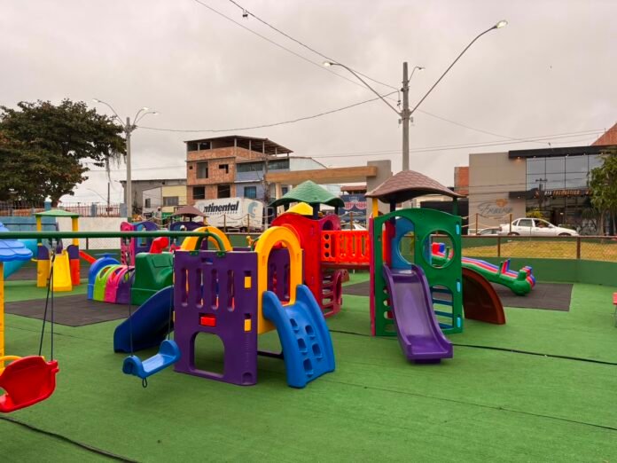 Prefeitura inaugura mais duas brinquedopraças em Marataízes 