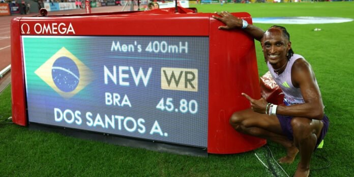 Alison dos Santos quebra recorde mundial dos 400m com barreiras