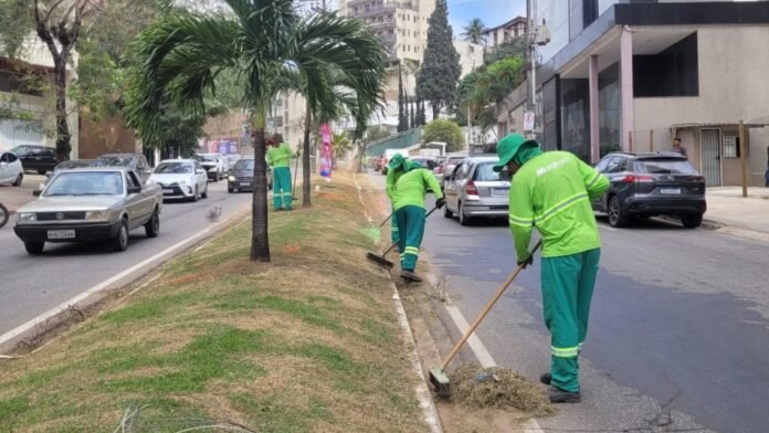 Prefeitura realiza serviços de capina e varrição na Avenida Francisco Lacerda de Aguiar - Prefeitura de Cachoeiro de Itapemirim