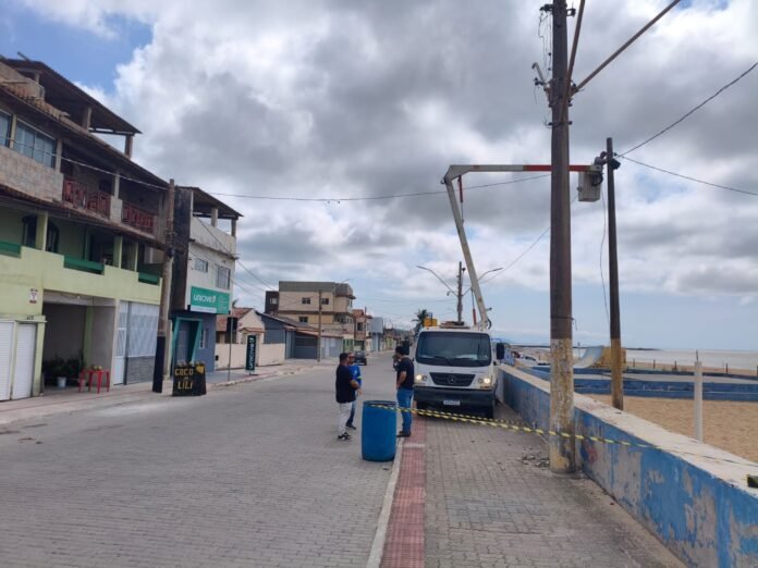 Defesa Civil de Marataízes alerta sobre risco de queda de poste na Barra