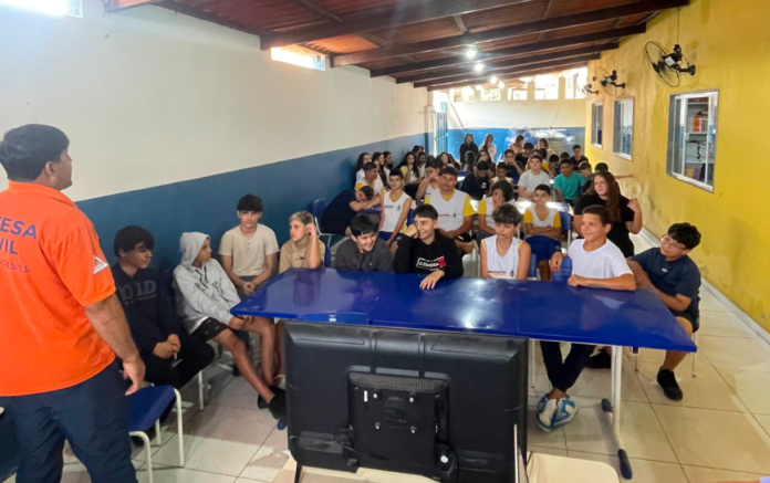 Escola de Boa Vista do Sul recebe palestra da Defesa Civil de Marataízes 