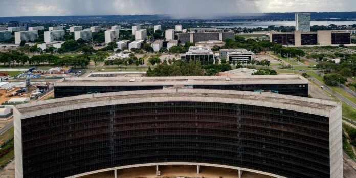 Justiça suspende demissões em massa de trabalhadores das Casas Bahia