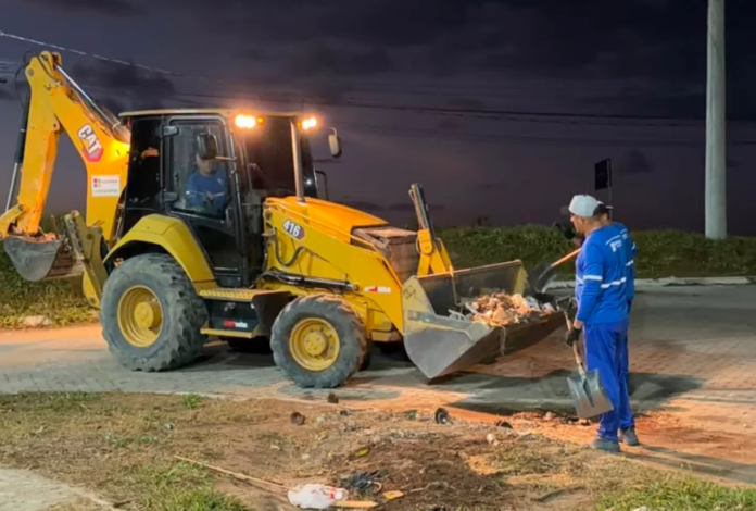 Prefeitura faz ação especial de limpeza na orla de Marataízes 