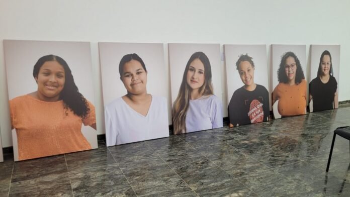 Debutantes recebem quadros com fotos oficiais dos 15 anos - Prefeitura de Cachoeiro de Itapemirim