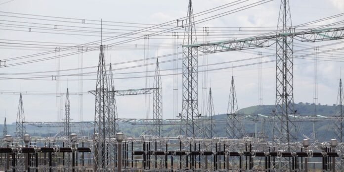 Aneel prevê três leilões de transmissão de energia em 2027