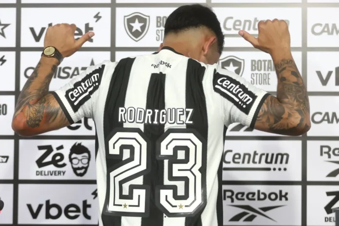 Apresentacao de Santiago Rodriguez do Botafogo no Estadio Nilton Santos. 14 de Marco de 2025, Rio de Janeiro, RJ, Brasil. Foto: Vitor Silva/Botafogo.
