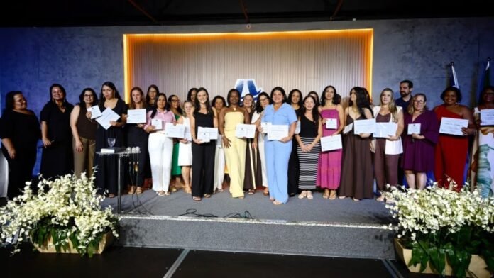 Prefeitura homenageia professoras e escolas por resultados de destaque na educação municipal - Prefeitura de Cachoeiro de Itapemirim