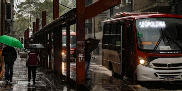 Chuva predomina neste domingo de eleição; Paraná tem alerta vermelho