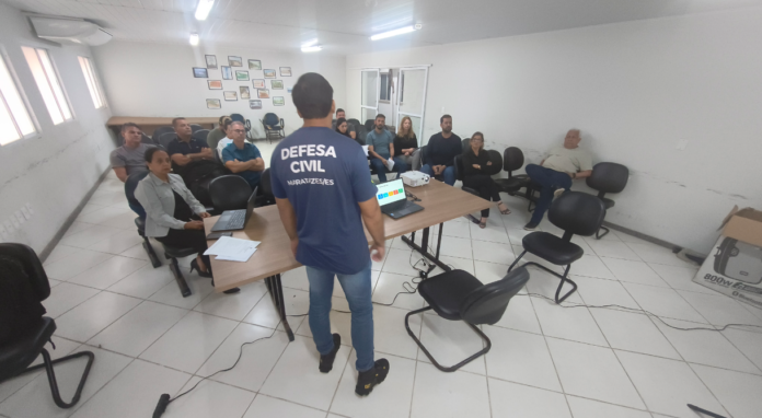 Defesa Civil apresenta Plano de Contingência para o super El Niño a secretários municipais de Marataízes 