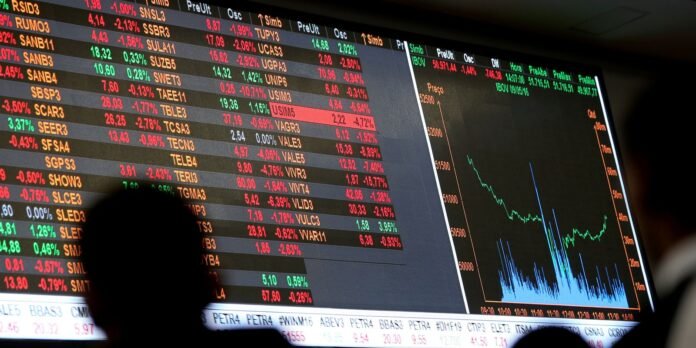 Dólar cai a R$ 5, e bolsa sobe quase 8% após primeiro turno