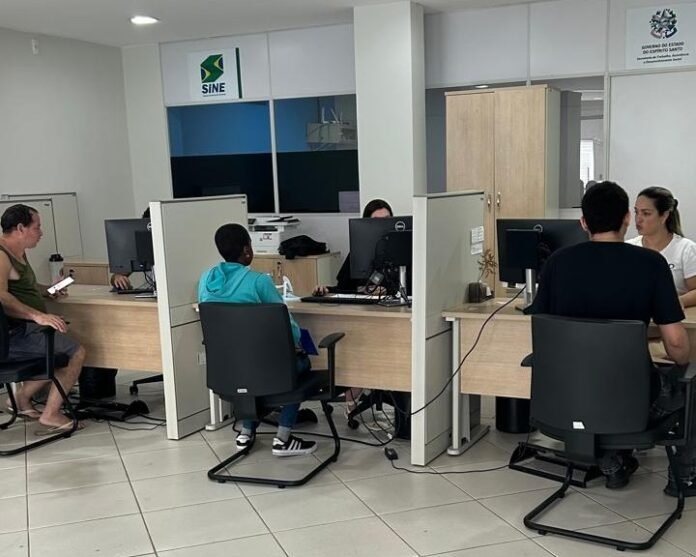 Homem em situação de rua é contratado por supermercado através do Emprega Cachoeiro - Prefeitura de Cachoeiro de Itapemirim