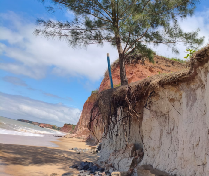 Trecho das falésias mais uma vez sob risco de desmoronar em Marataízes 