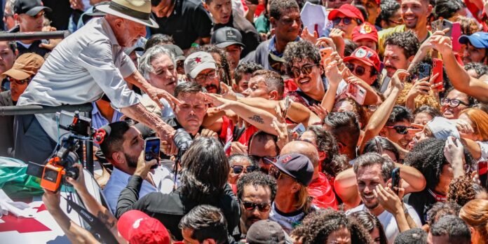 Lula afirma que PT entrará na Justiça contra suspensão de canal