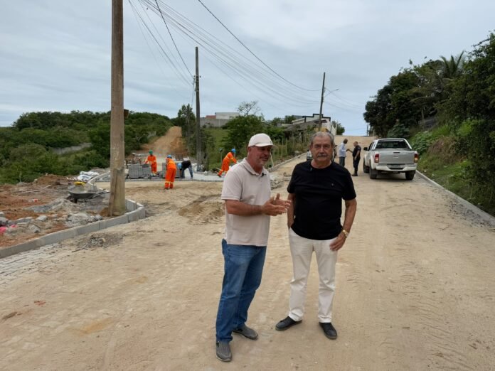 Prefeito vistoria diversas obras viárias em execução em Marataízes 
