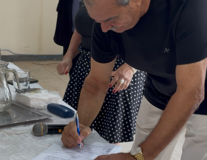 Prefeito assina Ordem de Serviço para reforma do CCR de Marataízes