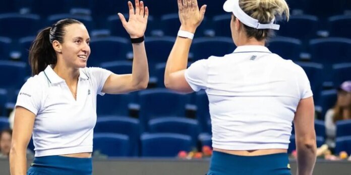 Dupla de Stefani bate campeãs olímpicas e avança à semi em Pequim