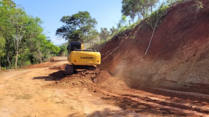 Vistoria acompanha obras de estrada entre Valão e Morro Grande - Prefeitura de Cachoeiro de Itapemirim